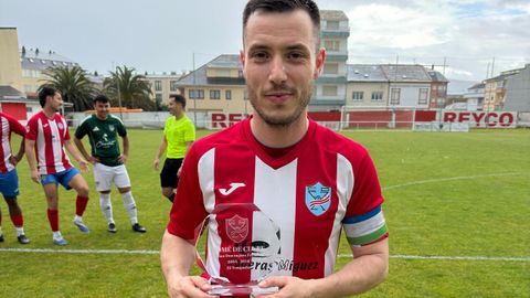 <span lang= gl >Cristian Dom�nguez, cun detalle do club tras o seu �ltimo partido no Mart�nez Otero.</span>
