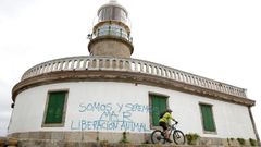 Los vndalos dejaron una gran pintada en el muro exterior del faro de Corrubedo