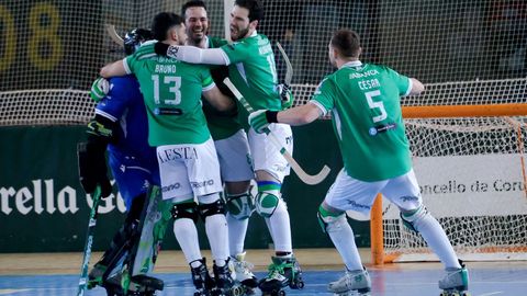 Los jugadores del Liceo, celebrando un gol.