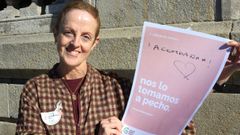La paciente Paula G�mez, este lunes, en la mesa informativa de la AECC en Pontevedra por el D�a Mundial del C�ncer de Mama