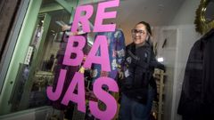 Sara Magari�os, en el escaparate de su tienda, Alma Gemela, en Pontevedra