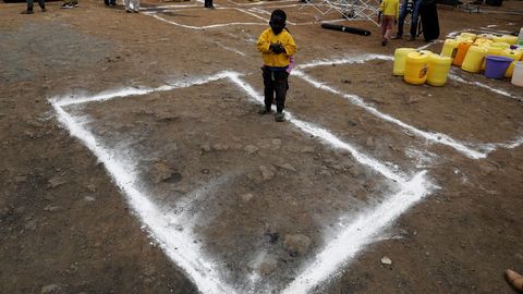 En Nairobi han dibujado rectngulos sobre la tierra para marcar la distancia social en un reparto de agua