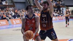 Jacobo D�az, bajo el aro ante la presi�n de un jugador del Tizona.