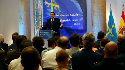 El presidente del Principado, Adri�n Barb�n, durante su intervenci�n en el acto institucional del D�a de la Bandera en Oviedo.