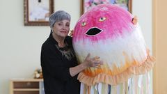 Ana Sastre, con un dos cabezudos que realizou
