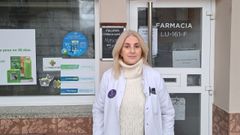 Ver�nica Barja ante la farmacia que regenta en Folgoso do Courel, la �nica del municipio