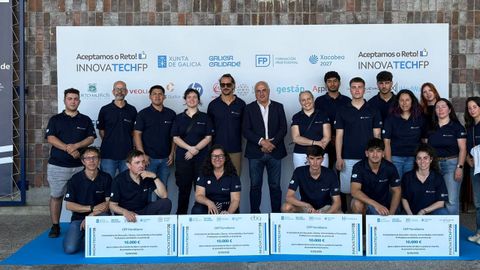 El director del CIFP Ferrolterra, Enrique Pazo, con los cuatro equipos galardonados