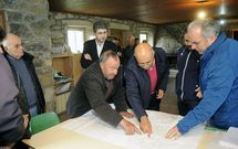Representantes de la Administraci�n y t�cnicos revisando los planos parcelarios ayer en Los�n. 