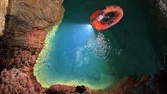 Una embarcacin hinchable en el lago descubierto el ao pasado en la cueva de Aradelas