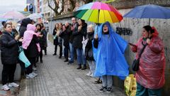 Las familias del colegio Wenceslao Fern�ndez Fl�rez, esta ma�ana concentrados a las puertas del centro