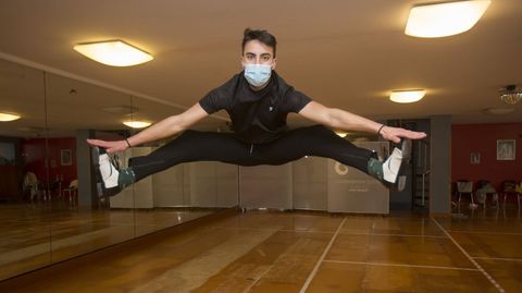 Alberto Mart�nez Pose, de Mux�a, se trajo de Alicante tres medallas de oro. Fue el mejor en individual, pareja y a d�o con Vicente L�pez. Por el baile dej� el f�tbol cuando era un preadolescente