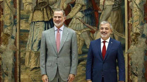 El rey Felipe VI junto al alcalde de Barcelona, Jaume Collboni.