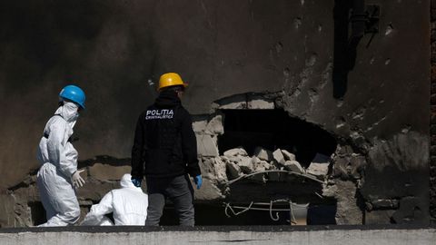 Agentes de seguridad de Ruman�a en el lugar de impacto del dron.