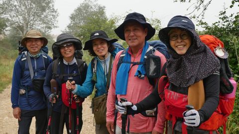 Un grupo de coreanos realizando el camino de Santiago