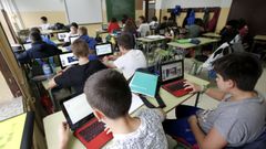 Imagen de archivo de escolares gallegos con material informtico