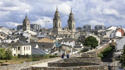 Turistas paseando por la muralla de Lugo