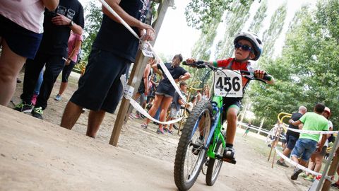 MINI BTT.Los m�s peque�os tambi�n empujan con fuerza en los circuitos BTT.