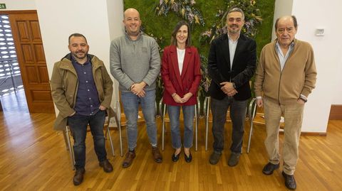 Diego Iglesias, Iv�n Andrade, Ver�nica Bol�n, Daniel P�rez y Chano Calvo, durante la presentaci�n del programa de divulgaci�n realizada ayer en el sal�n de pleno del Concello de Carballo