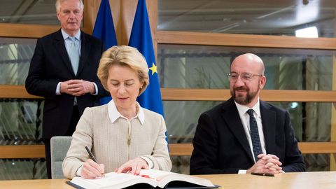 Imagen de archivo de Ursula von der Leyen y Charles Michel firmando el acuerdo del brexit.