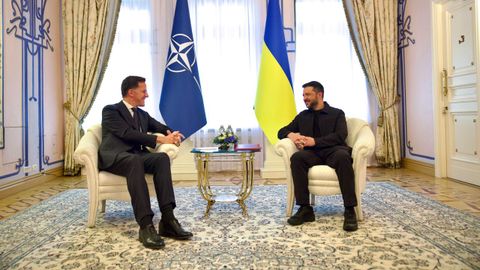 El secretario general de la OTAN, Mark Rutte (izquierda), reunido ayer con el presidente de Ucrania, Volodmir Zelenski (derecha).