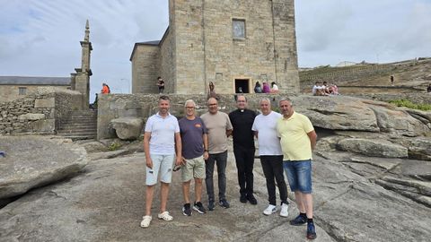 Integrantes de la cofrad�a, a los pies de la capilla