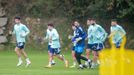 Borja S�nchez, al frente de sus compa�eros en el entrenamiento del Oviedo