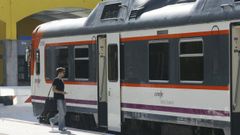 Un pasajero sube a un tren de Renfe en la estaci�n de Ferrol.