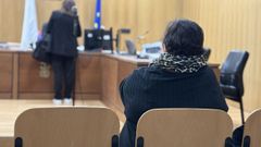 La acusada, en el banquillo, mientras la denunciante habla con la magistrada.