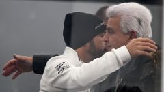 Fernando Alonso abraza a su padre al t�rmino de la tercera jornada en Jerez.