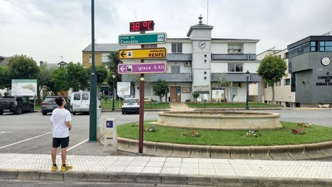 Un termmetro en la plaza del Concello de San Clodio marcaba 38 grados el 17 de junio