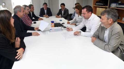 El presidente de la Autoridad Portuaria de A Coru�a, Mart�n Fern�ndez Prado, en el centro de la imagen, con su equipo, durante la firma del acta de replanteo, este jueves