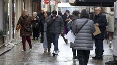 Personas paseando este mircoles por la calle Real, en el centro de Ferrol.