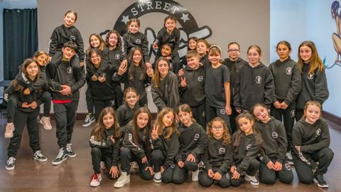 Jennifer Pérez Bengoa, en el centro, con los bailarines de los grupos de competición