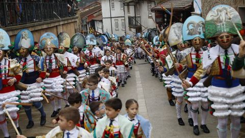 Estrea do peliqueiro no entroido de Laza e reparto de bica na Picota.
