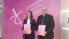 La directora de la oficina de transparencia, Esther Martn, y el secretario general de la Conferencia Episcopal Espaola, Francisco Csar Garca Magn, durante la presentacin de la memoria