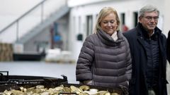 La presidenta del PP de Asturias, Mercedes Fern�ndez (i) acompa�ada por el presidente del PP de Gij�n, Mariano Mar�n (d) durante la visita que ha realizado hoy a una f�brica de conservas de Gij�n