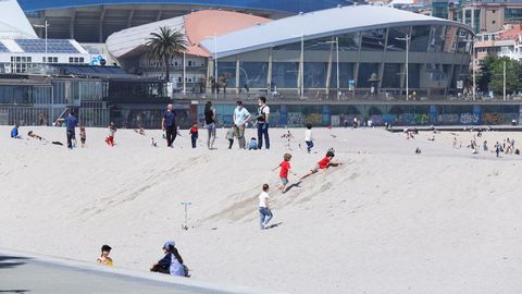 Gente paseando por el paseo mar�timo y por la playa en A Coru�a