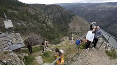 Un grupo de turistas en el mirador de Pena do Castelo, en el municipio de Sober