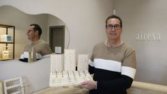 Andr�s V�zquez abri� el d�a del apag�n su negocio en la calle Vicente Risco, 24, donde vende joyas de plata y acero para hombre y mujer