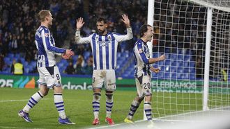 Brais M�ndez, disculp�ndose por su gol ante el Celta , mientras sus compa�eros de la Real Sociedad lo celebran