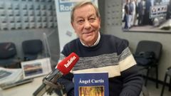 ngel Curtis, nombre artstico de  ngel Daz Prez, el faquir de Curtis, present en Radio Voz el libro que acaba de publicar. 