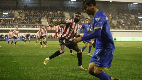 Hugo Sanz con el bal�n frente a I�aki Williams