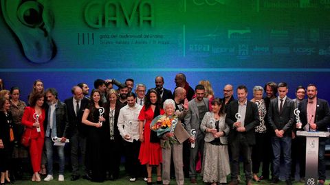 La periodista radiof�nica Menchu del Valle (c), abuela de la reina Letizia, ha recibido este s�bado en Avil�s el Premio de Honor de la Asociaci�n Cl�ster de la Industria Creativa, Cultura y Audiovisual de Asturias (ACICCA). En la foto, posa con todos los premiados al finalizar el acto. 