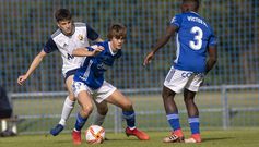 Yayo trata de controlar un bal�n frente al Mosconia