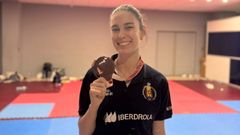 Alma P�rez, con la medalla obtenida en Ruman�a.