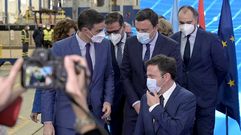 Pedro S�nchez conversando con �ngel Mato y Valent�n Gonz�lez Formoso al t�rmino del acto en Navantia.