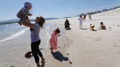 El buen tiempo anim a familias a pasear por las playas, como esta en A Rapadoira (Foz), y tambin a tomarse algo en las terrazas hosteleras