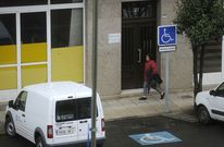 La Oficina Agraria Comarcal ocupa un primer piso en un edificio de la calle Areal. 