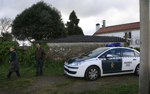 Vecinos y Guardia Civil en la casa de Pazos de Abaixo, a pocos metros donde apareci� el cad�ver. 