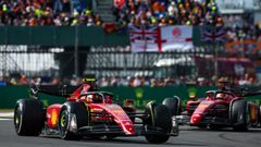 Carlos Sainz, durante el Gran Premio de Gran Bretaa, por delante de Charles Leclerc. 